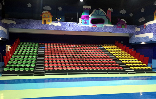 綠蛙看臺(tái)跳進(jìn)了亞特蘭親子酒店的BIBI歡樂城堡