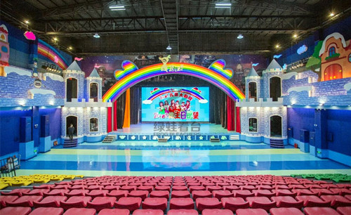 綠蛙看臺(tái)跳進(jìn)了亞特蘭親子酒店的BIBI歡樂城堡