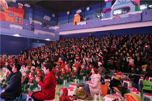 綠蛙看臺(tái)跳進(jìn)了亞特蘭親子酒店的BIBI歡樂城堡